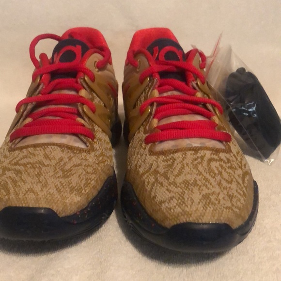 KD15 metallic gold. Very comfortable and nice shoe. Size 10.5 main image 4